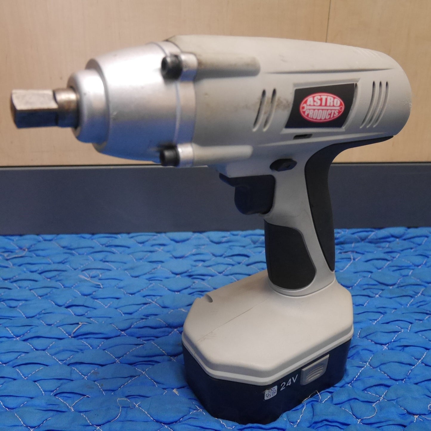 [送料無料] ☆ASTRO PRODUCTS コードレス インパクトレンチ AP050177 電動 工具 充電器 充電式 アストロプロダクツ☆