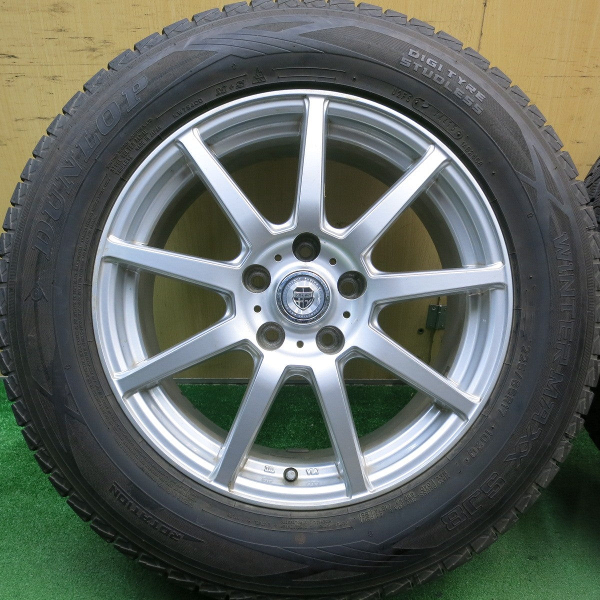 バリ溝！9.5分以上★スタッドレス 225/65R17 ダンロップ ウインターマックス SJ8 VOLGA ヴォルガ 17インチ PCD114.3/5H★5052308HAス