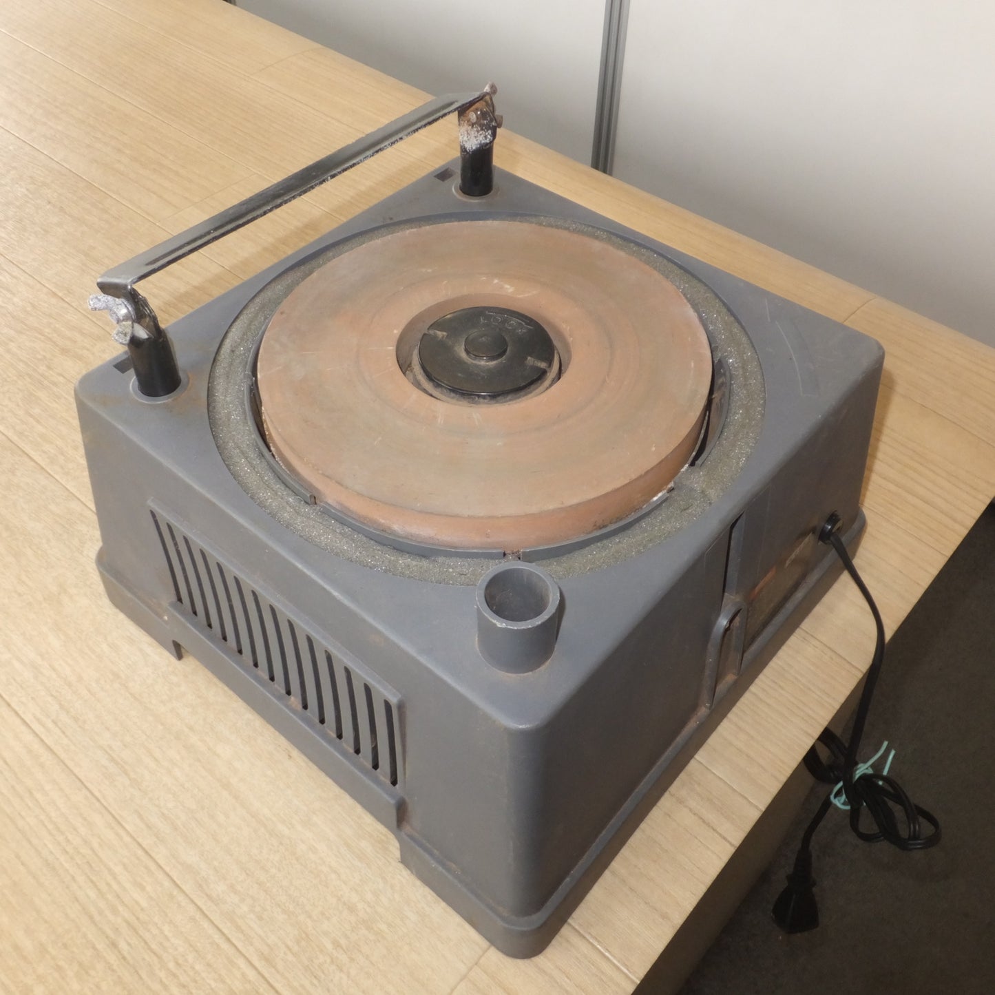 [送料無料] ★リョービ RYOBI 研磨機 FG-7A　砥石サイズ 180φ×20t×70φ　100V 61W 50～60Hz 回転数 600R.P.M.★