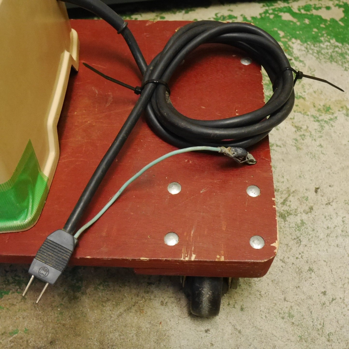 [送料無料] ☆マキタ 刃物 研磨機 9820-1 研摩機 刃物 研ぎ機 makita 100V 電動 工具 鋏 ハサミ 包丁☆