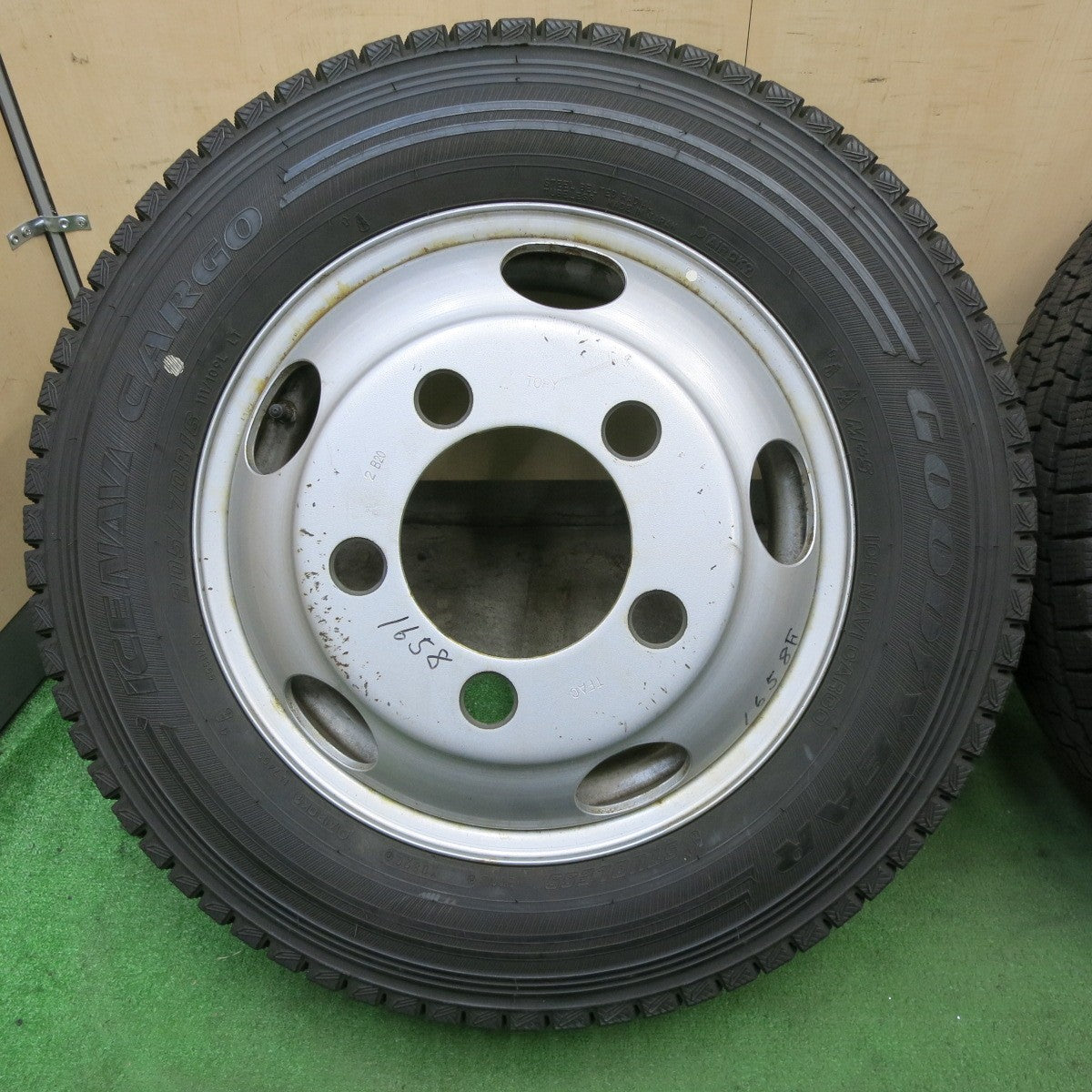 バリ溝！9.5分以上！6本★トラック タイヤ 205/70R16 111/109L スタッドレス グッドイヤー アイスナビ CARGO TOPY スチール ホイール カーゴ 16インチ PCD203.2/5H★6012301ナス
