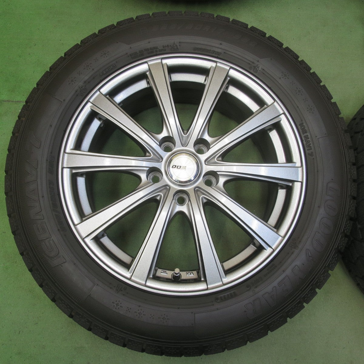 バリ溝！23年！キレイ！9.5分◎スタッドレス 225/60R17 グッドイヤー アイスナビ7 D.O.S. DOS 17インチ PCD114.3/5H◎6072305イス