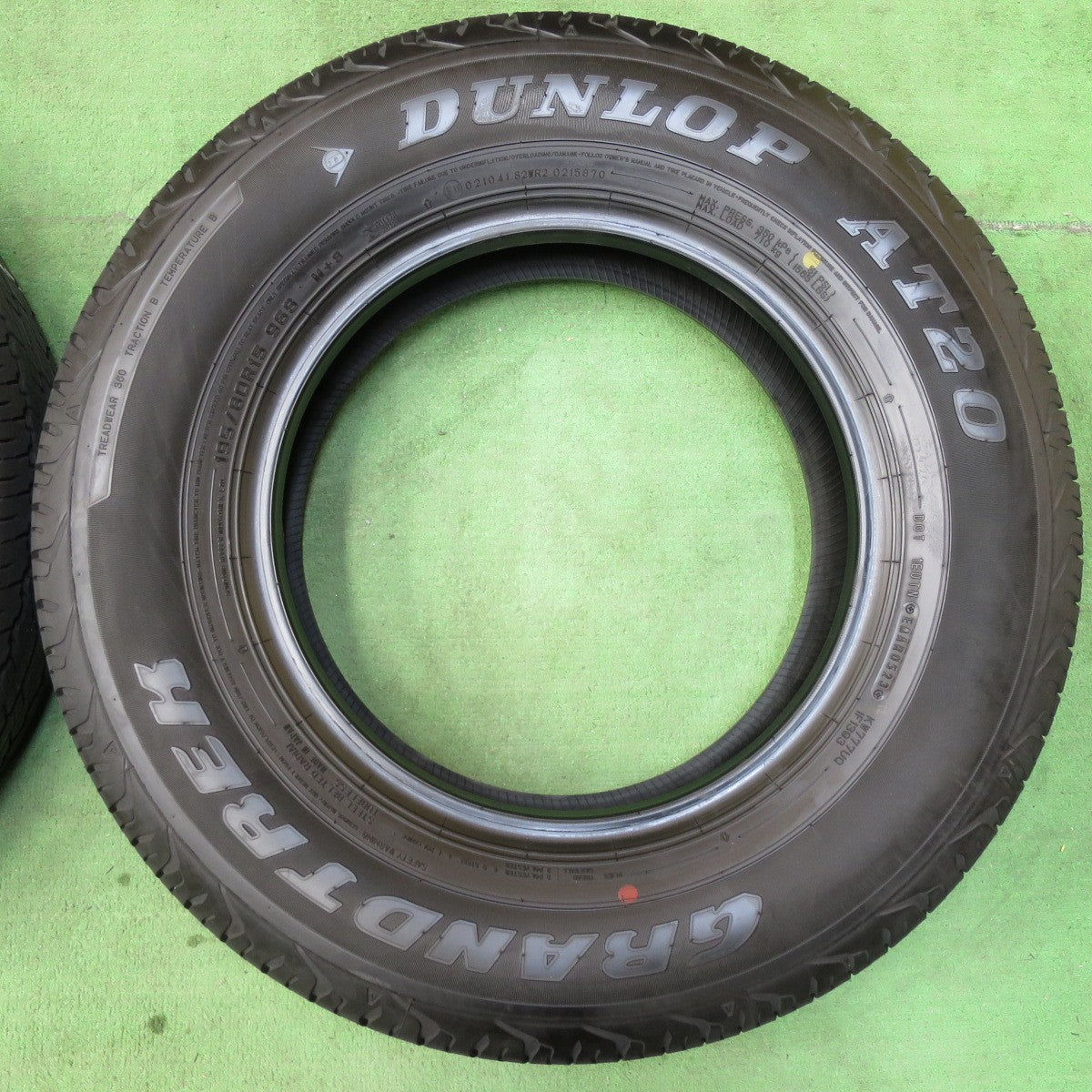 [送料無料] バリ溝！23年！8.5分★195/80R15 ダンロップ AT20 グラントレック タイヤ 15インチ ジムニー シエラ ハイエース 等★5012202イノタ