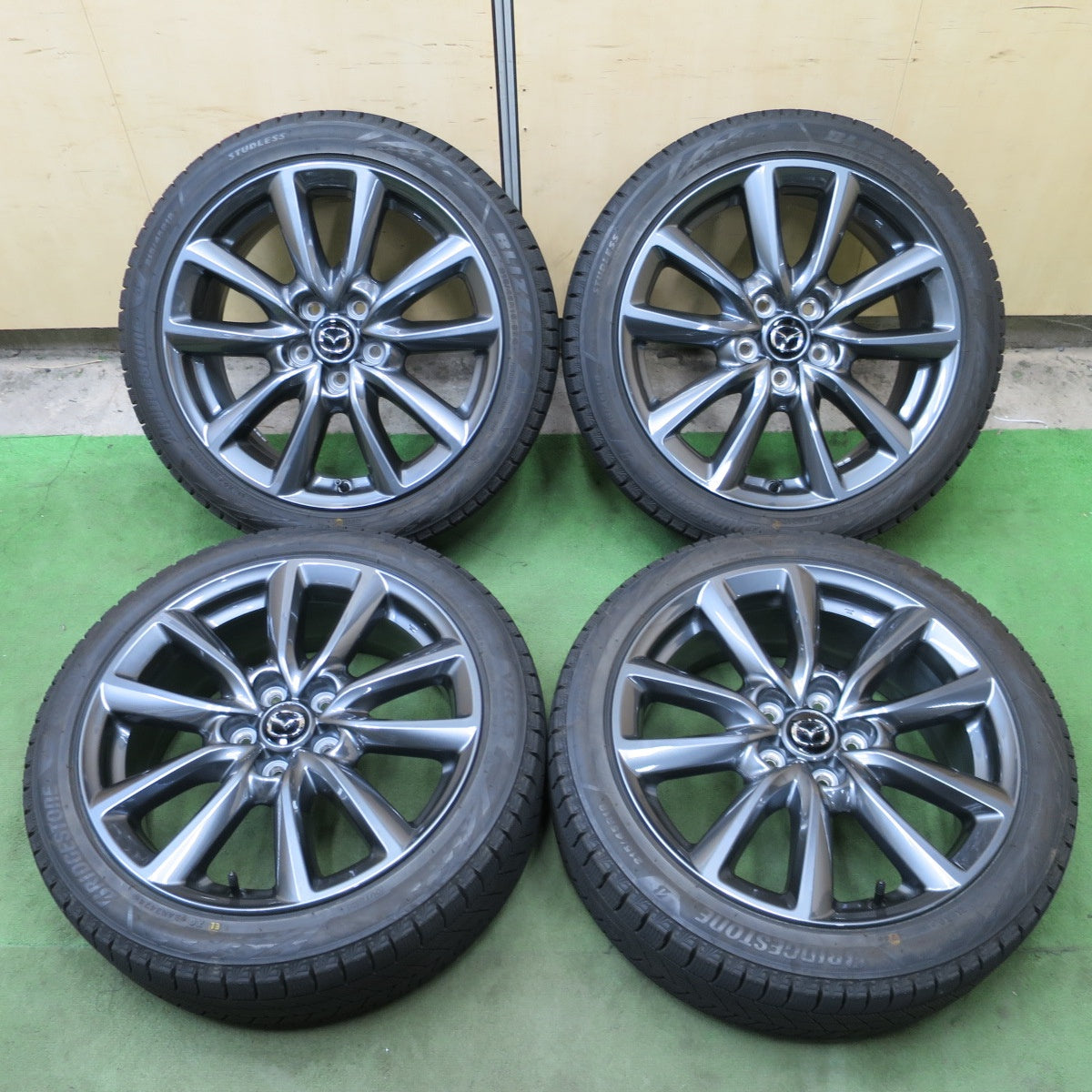 バリ溝！24年！キレイ！9.5分◎マツダ 3 ファストバック 純正 215/45R18 スタッドレス ブリヂストン ブリザック VRX3 18インチ PCD114.3/5H◎6082603NGス