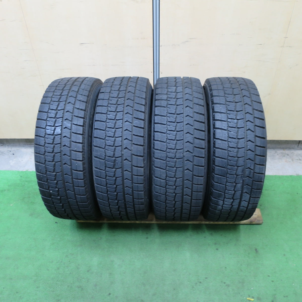バリ溝！キレイ！9.5分以上★スタッドレス 215/60R16 ダンロップ ウインターマックス WM02 JOKER ジョーカー 16インチ PCD114.3/5H★5091701TTス