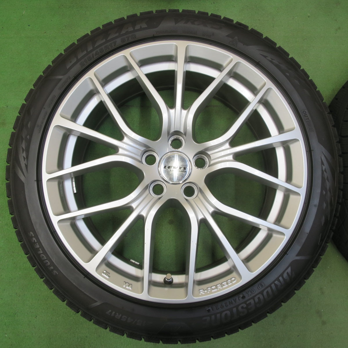バリ溝！21年！9.5分★プリウス 等 215/45R17 スタッドレス ブリヂストン ブリザック VRX3 R-FORGED LEVIS LASTRADA レヴィス ラ・ストラーダ PCD100/5H★5070607イス