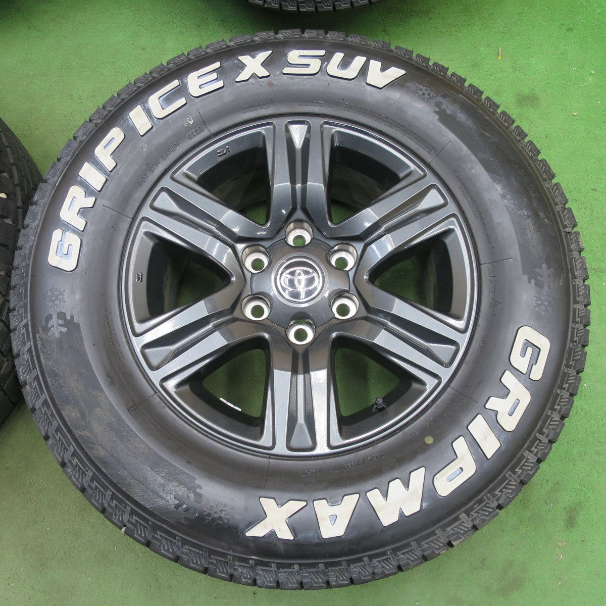 バリ溝！22年！キレイ！9.5分以上★トヨタ GUN125 後期 ハイラックス 純正 265/70R17 スタッドレス グリップマックス GRIP ICE X SUV ホワイトレター 17インチ PCD139.7/6H★6013105ナス