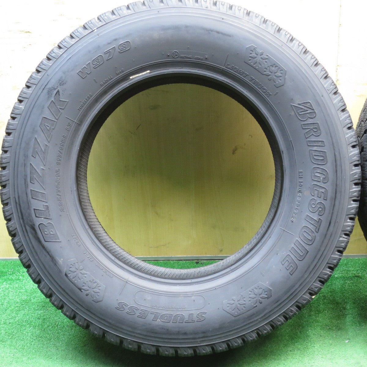 バリ溝！22年！9.5分★トラック タイヤ 225/70R16 117/115L スタッドレス ブリヂストン ブリザック W979 タイヤ 16インチ★5061901NJスタ