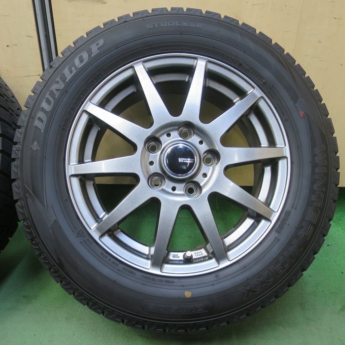 バリ溝！23年！キレイ！9分★スタッドレス 195/65R15 ダンロップ ウインターマックス WM02 Ti WHEELS 社外 アルミ 15インチ PCD114.3/5H★6052606イス