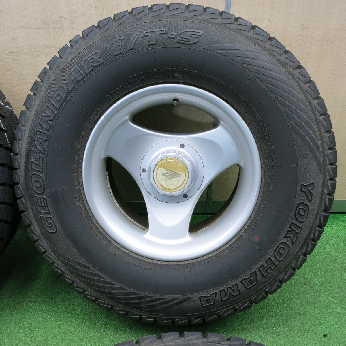 [送料無料] バリ溝！キレイ！9分★ランクル 等 285/75R16 116/113Q スタッドレス ヨコハマ ジオランダー i/T-S weds ウェッズ 16インチ PCD139.7/6H★4121813TNス