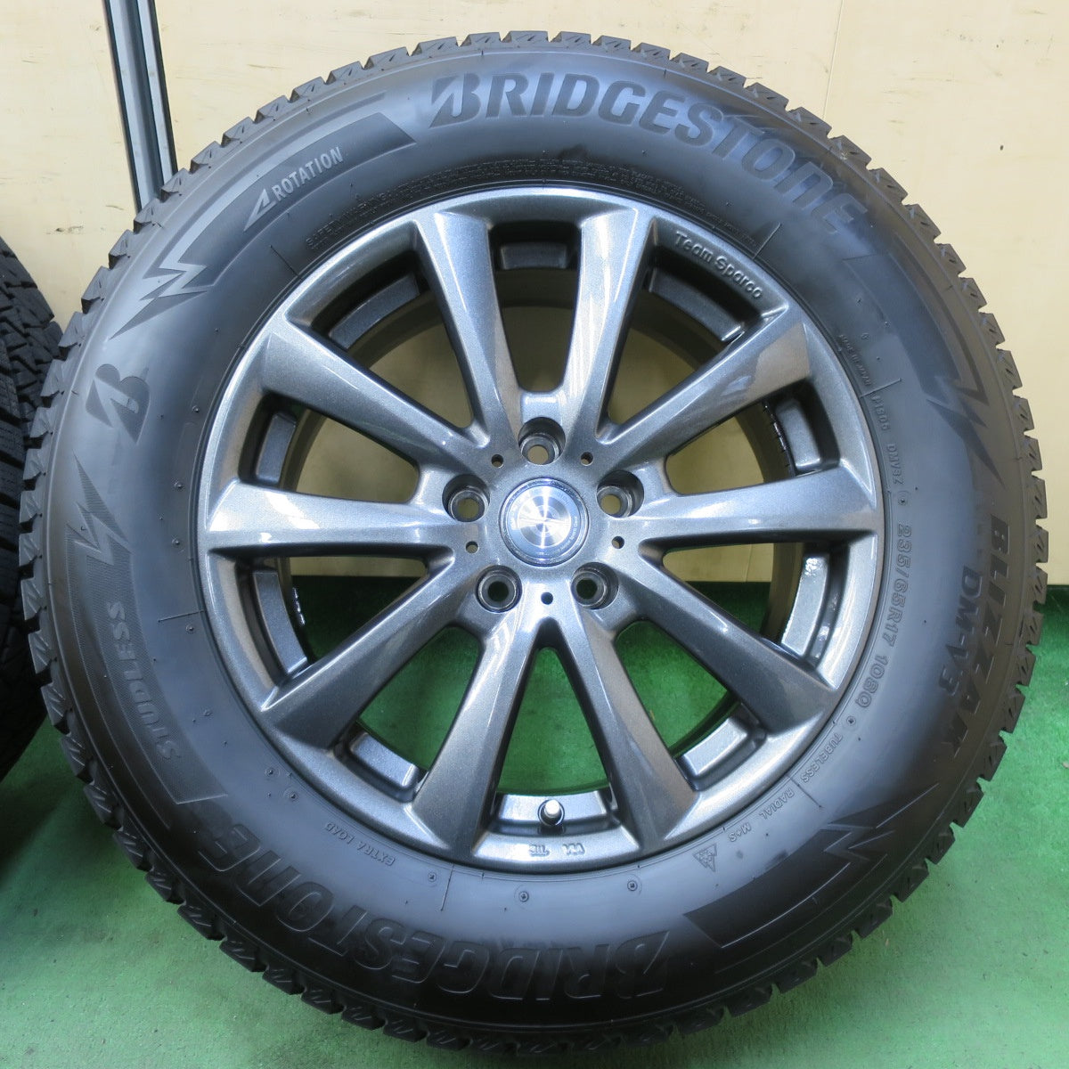 バリ溝！23年！キレイ！9.5分★アウディ 等 235/65R17 スタッドレス ブリヂストン ブリザック DM-V3 Team Sparco チームスパルコ 17インチ PCD112/5H★5090403イス