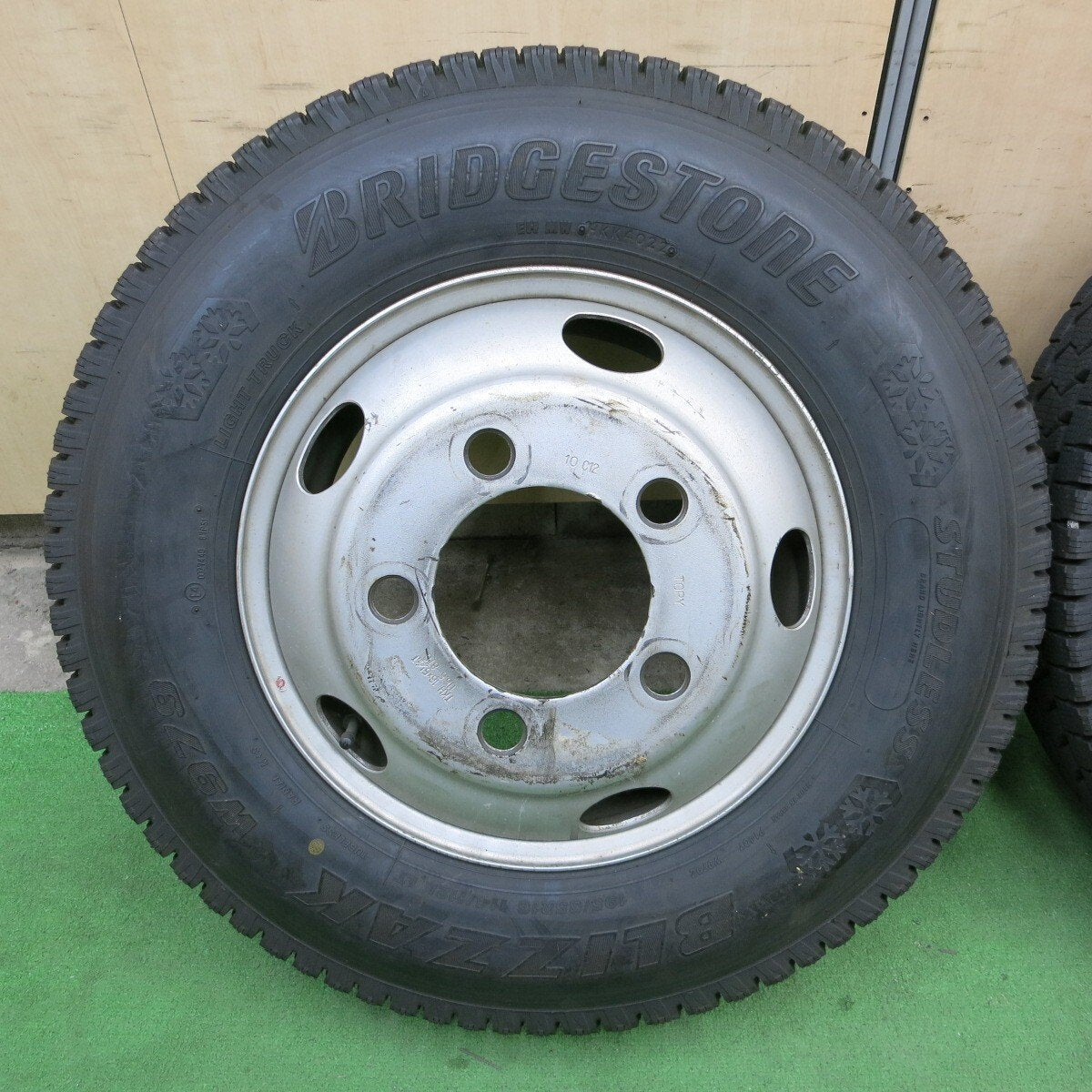 バリ溝！22年！ほぼ10分！2本★トラック タイヤ 195/85R16 114/112L スタッドレス ブリヂストン ブリザック W979 TOPY スチール 116.5-8TC PCD203.2/5H★5021907ナス