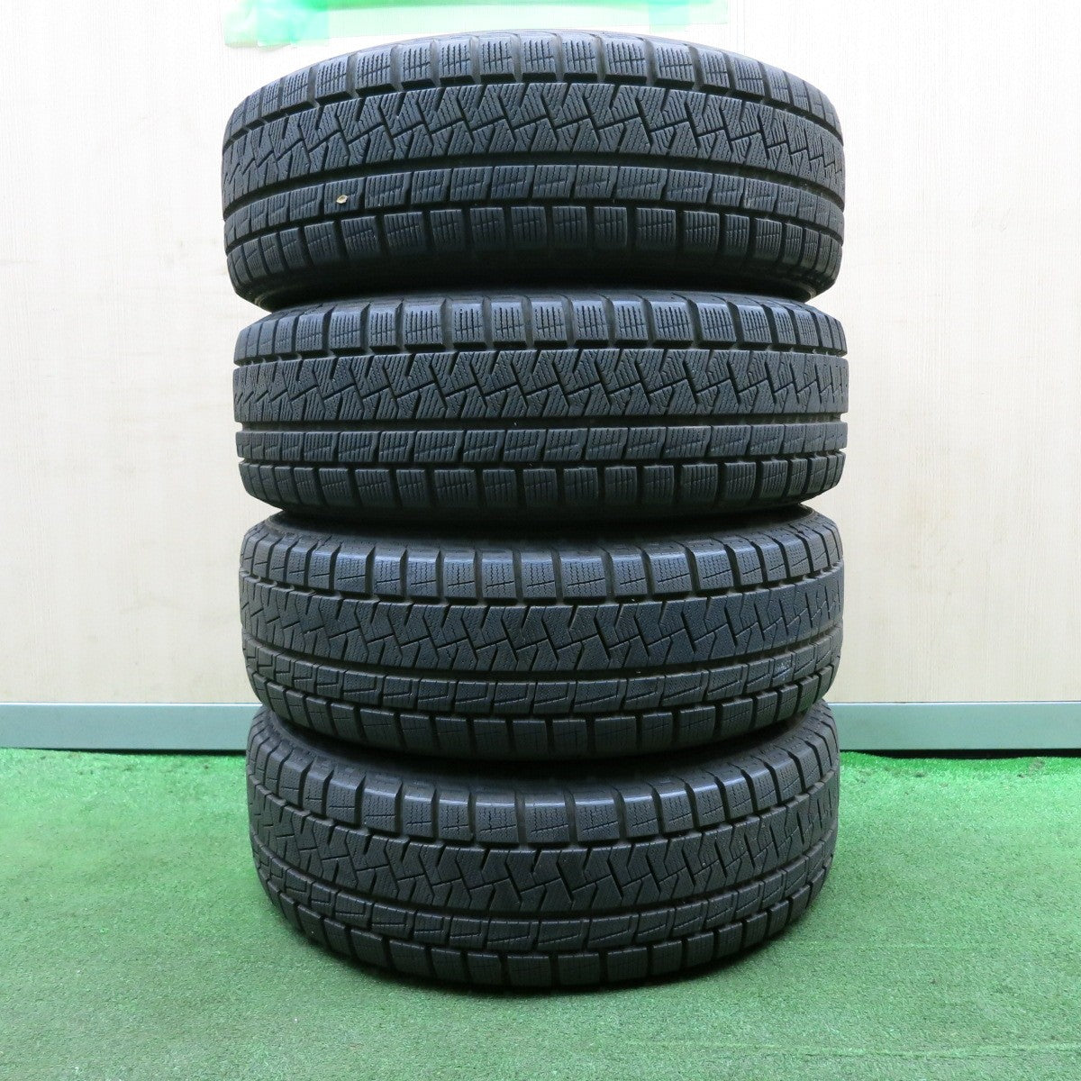 *送料無料* バリ溝！8.5分★スタッドレス 185/60R15 ピレリ アイスアシンメトリコ プラス LAUFBAHN 15インチ PCD100/5H★4050302NJス