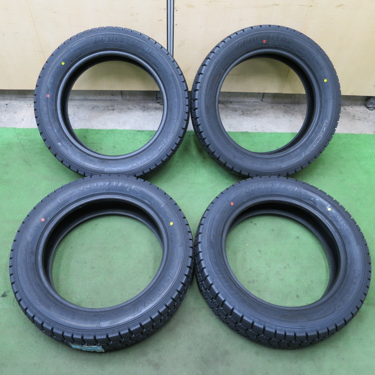 未使用！25年★スタッドレス 195/60R17 グッドイヤー アイスナビ7 タイヤ 17インチ ライズ ロッキー 60系 プリウス 等★6032704NGスタ