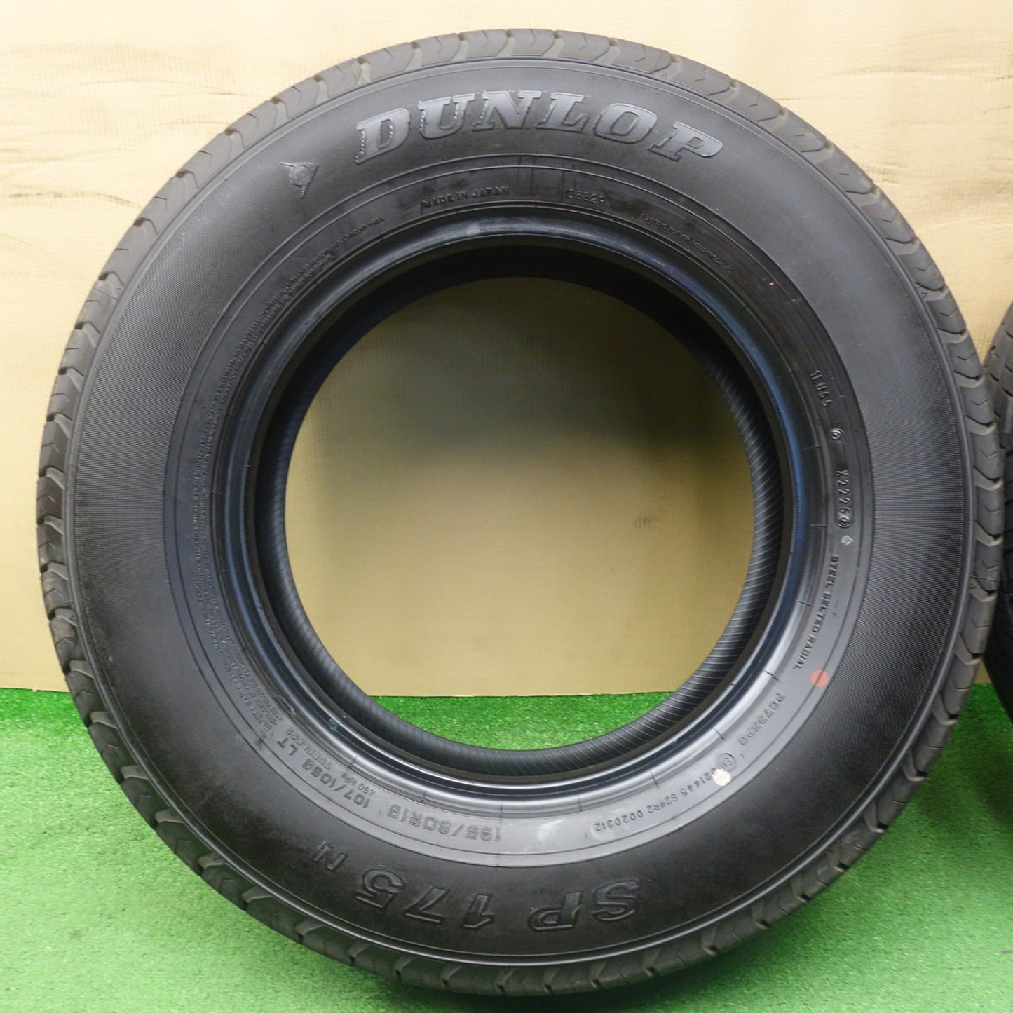 新車外し！25年★195/80R15 107/105S ダンロップ SP175N タイヤ 15インチ ハイエース キャラバン 等★6042204KTノタ