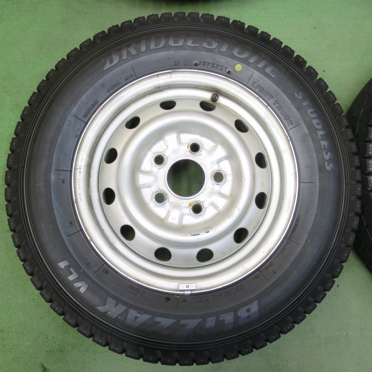バリ溝！21年！9.5分★スタッドレス 175R14 8PR ブリヂストン ブリザック VL1 スチール ホイール 14インチ PCD114.3/5H★5112108イス