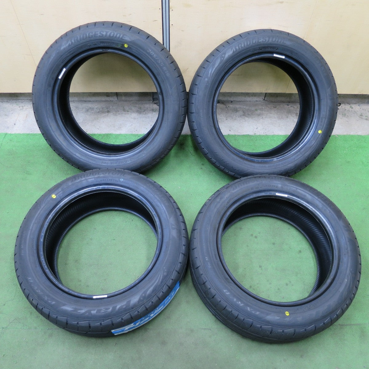 未使用！25年★205/55R16 ブリヂストン プレイズ PX-RV2 タイヤ 16インチ カローラ ツーリング ノア リーフ レガシィ ヴォクシー 等★6032302NGノタ