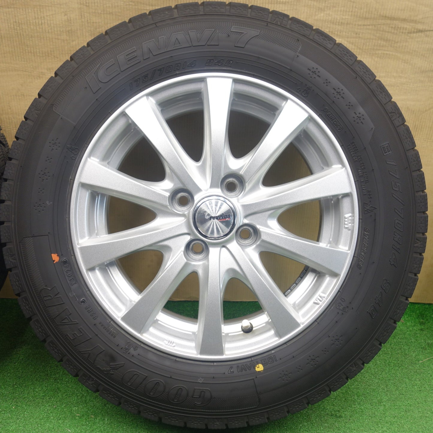 バリ溝！24年！キレイ！9分★スタッドレス 175/70R14 グッドイヤー アイスナビ7 ravrion RS01 ラブリオン 14インチ PCD100/4H★6030601KTス