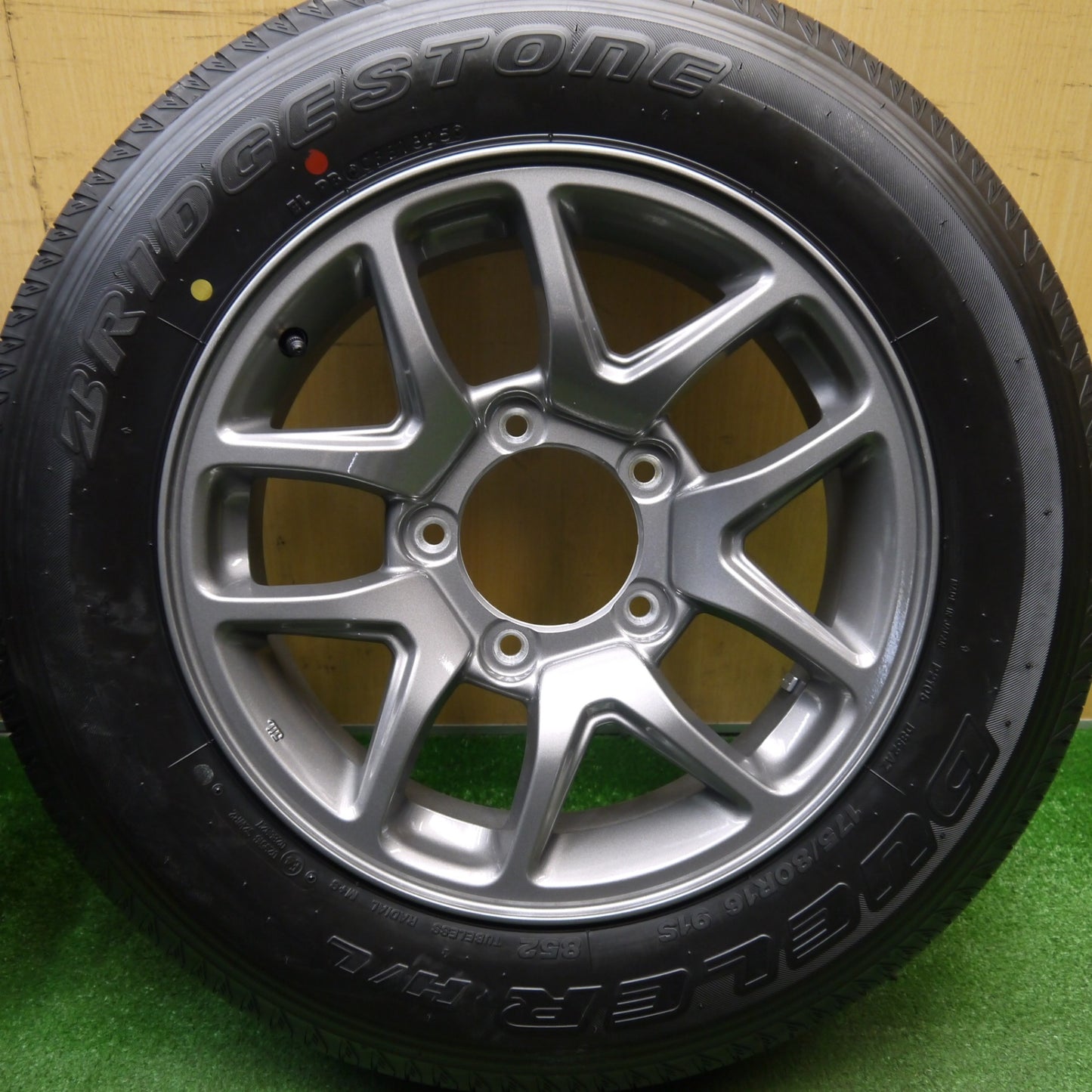 新車外し！25年★スズキ JB64 ジムニー 純正 ENKEI 175/80R16 ブリヂストン デューラー H/L 852 エンケイ 16インチ PCD139.7/5H★6020911Hノ