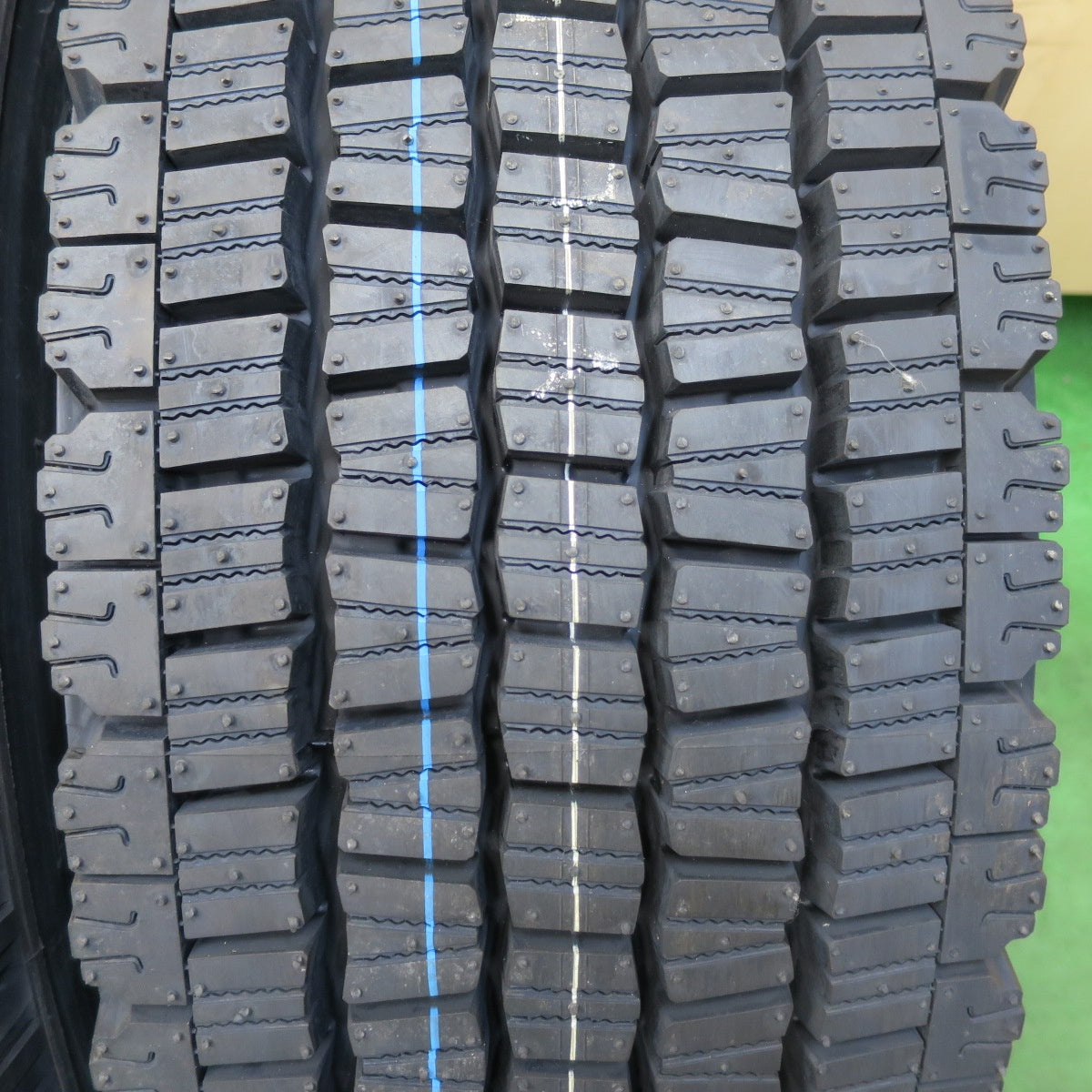 [送料無料] 未使用！24年！2本★トラック タイヤ 245/70R19.5 136/134J スタッドレス ダンロップ デクテス SP081 DECTES 19.5インチ★4120904イスタ