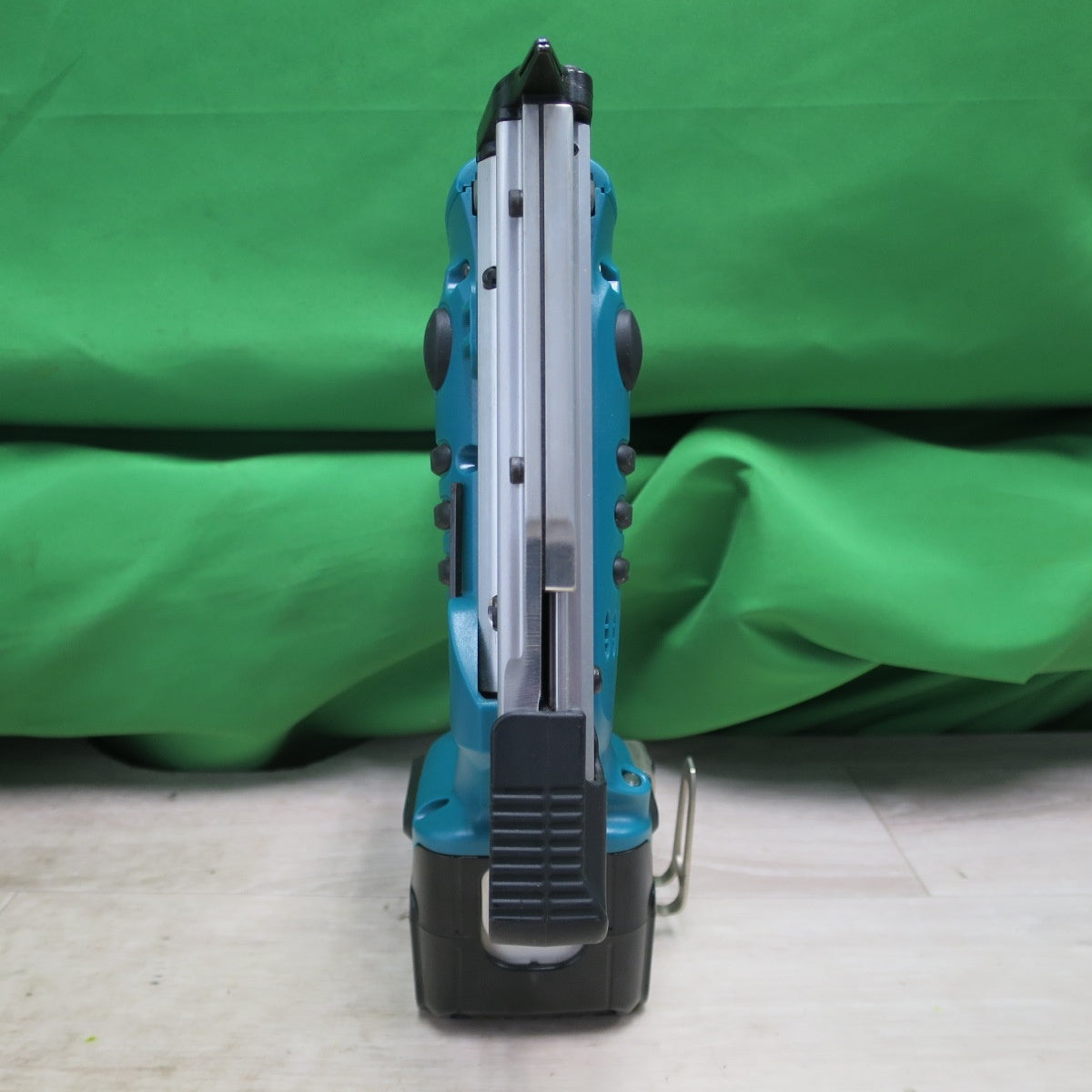 [送料無料] キレイ！付属品付き☆マキタ 充電式 ピンタッカ 14.4V PT350DRF ケース 充電器 バッテリー ピンネイル 付き 電動 工具☆