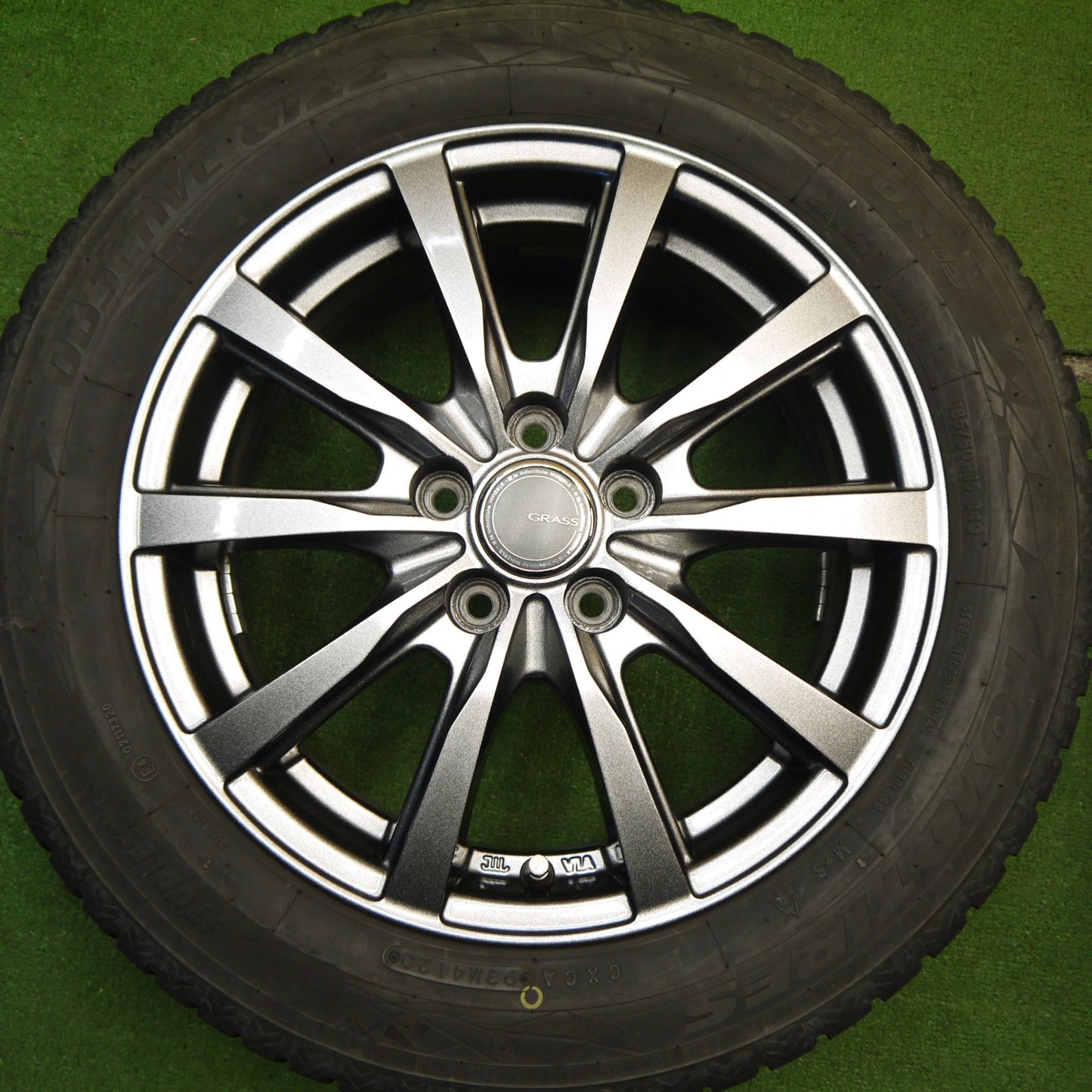 バリ溝！キレイ！8.5分★シエンタ 等 185/60R15 スタッドレス トーヨー オブザーブ GIZ2 GRASS グラス 15インチ PCD100/5H★5042303Hス