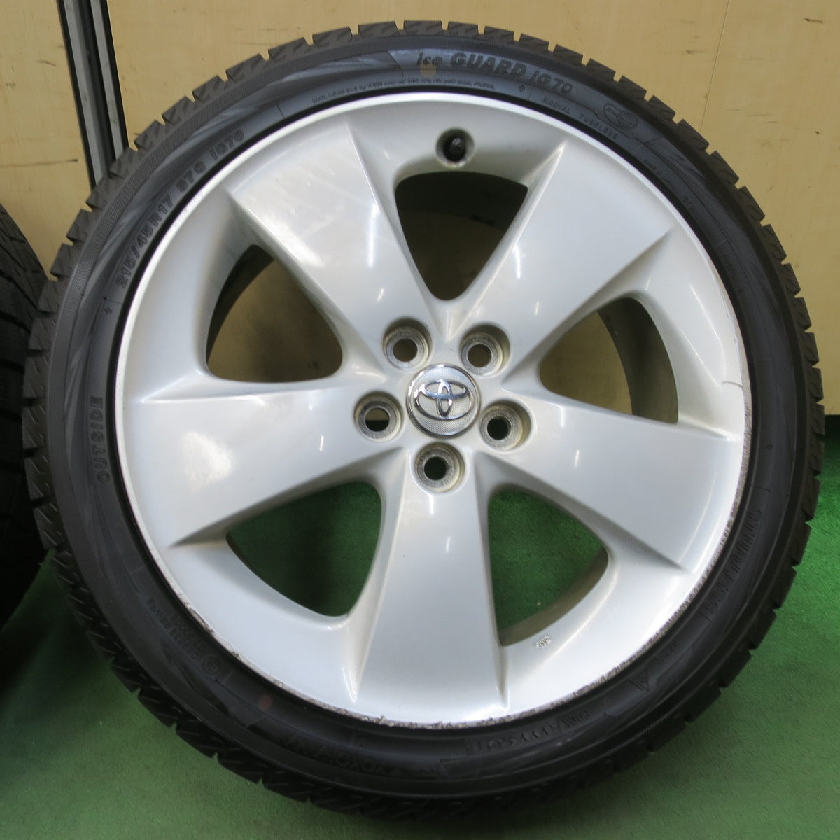 超バリ溝！21年！ほぼ10分★トヨタ 30系 プリウス S ツーリング 純正 215/45R17 スタッドレス ヨコハマ アイスガード iG70 17インチ PCD100/5H★5110803イス