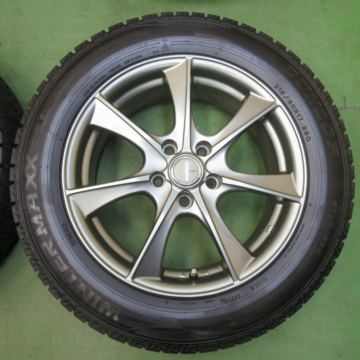 バリ溝！24年！キレイ！9.5分★スタッドレス 215/60R17 ダンロップ ウインターマックス WM02 LEBEN BX レーベン 17インチ PCD114.3/5H★5123012イス