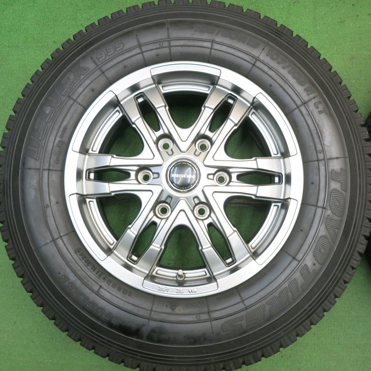 バリ溝！24年！キレイ！9.5分★ハイエース 等 195/80R15 107/105N トーヨー デルベックス 935 BISON BN-03 バイソン 15インチ PCD139.7/6H★5071903HAス