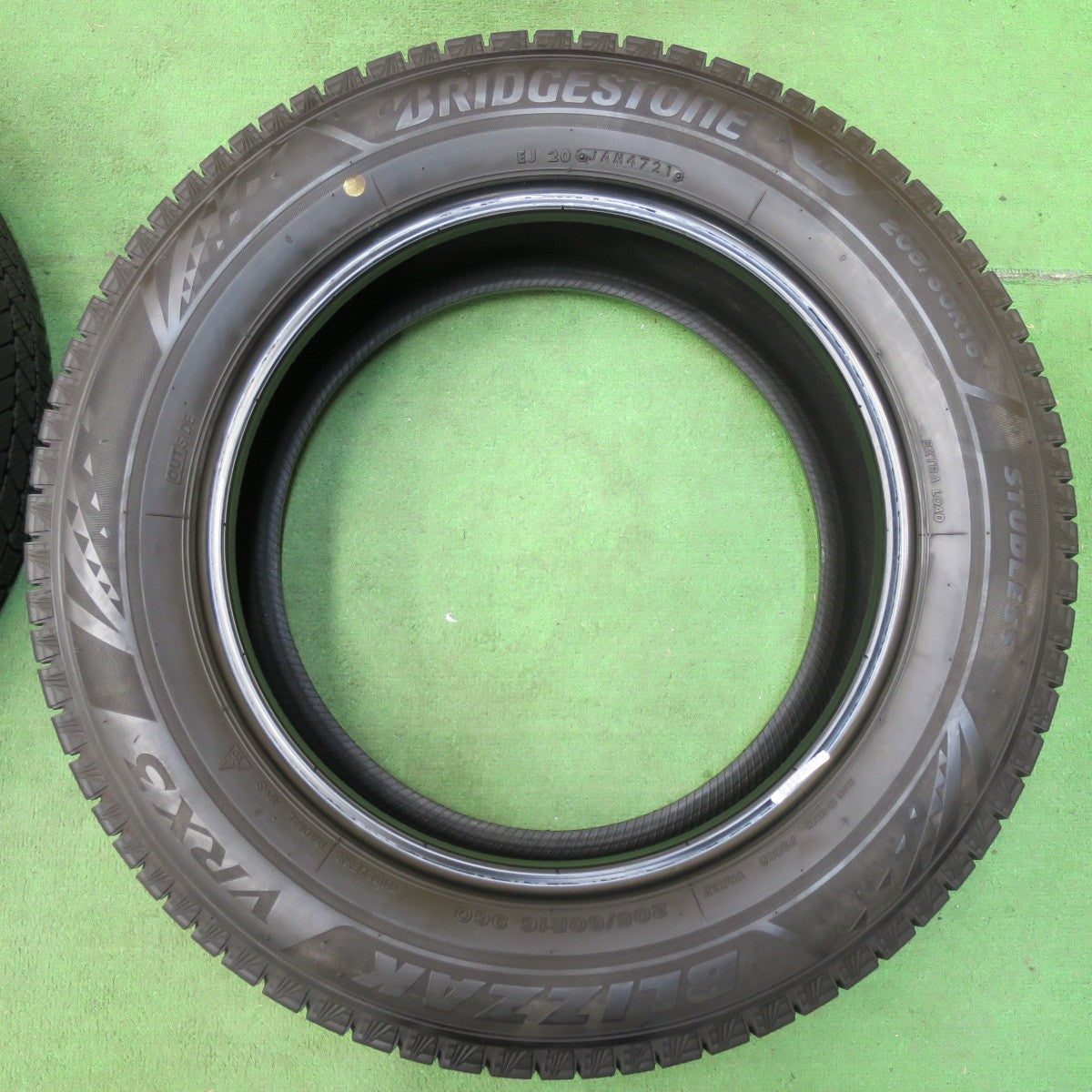 [送料無料] バリ溝！21年！ほぼ10分★スタッドレス 205/60R16 ブリヂストン ブリザック VRX3 タイヤ 16インチ ノア ヴォクシー 等★4112903イスタ