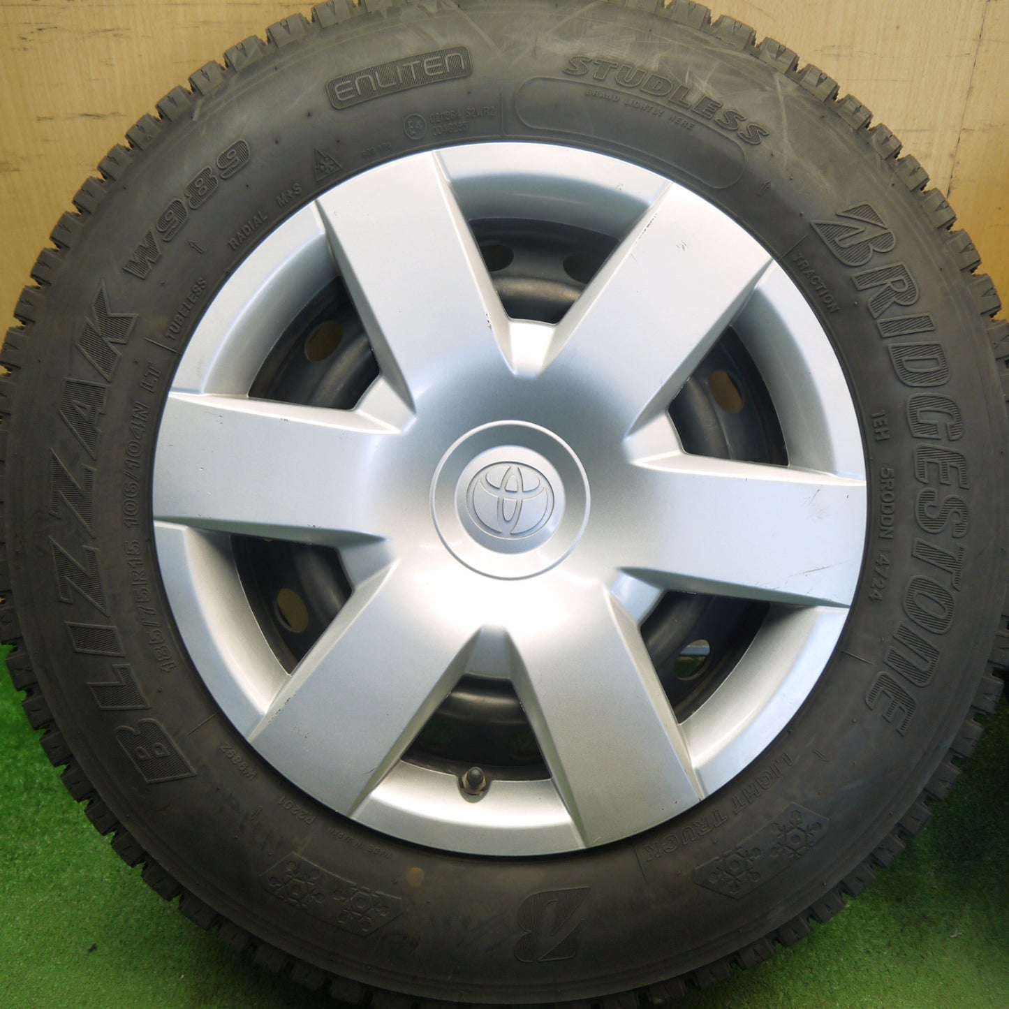 バリ溝！24年！9.5分◎トヨタ ハイエース 純正 スチール 185/75R15 106/104N スタッドレス ブリヂストン ブリザック W989 15インチ PCD139.7/6H◎6061008Hス