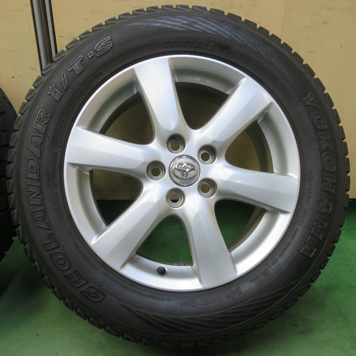 キレイ◎トヨタ ヴァンガード 純正 225/65R17 スタッドレス ヨコハマ ジオランダー i/T-S 17インチ PCD114.3/5H◎6071504イス