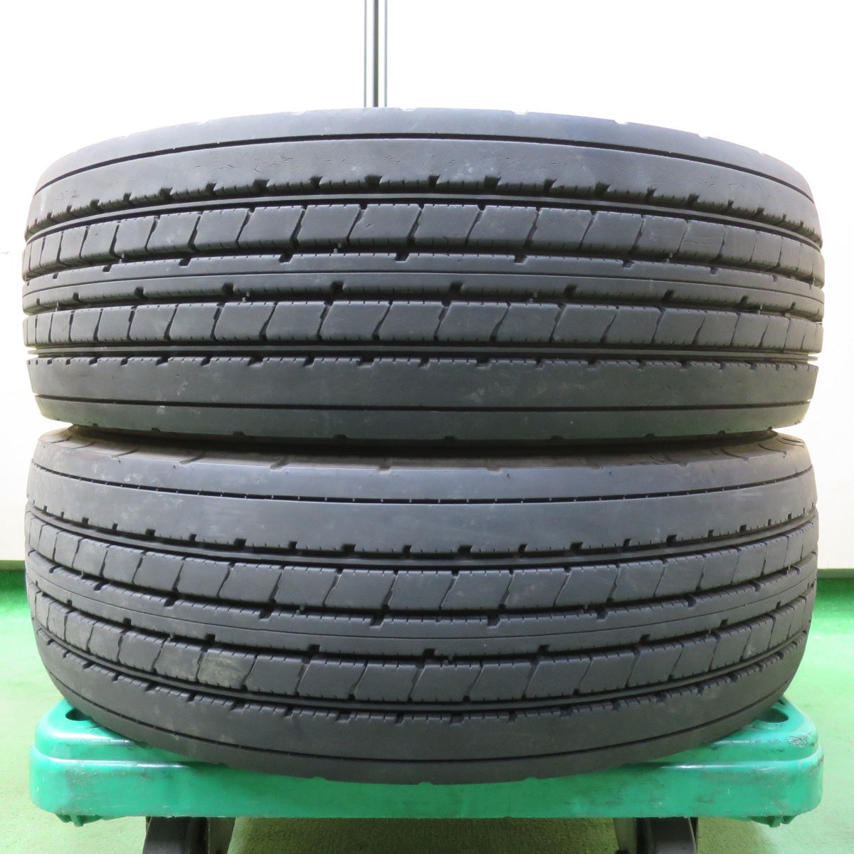 バリ溝！8.5分！2本★トラック タイヤ 215/70R17.5 123/121J ブリヂストン R173 17.5インチ★5062607イノタ