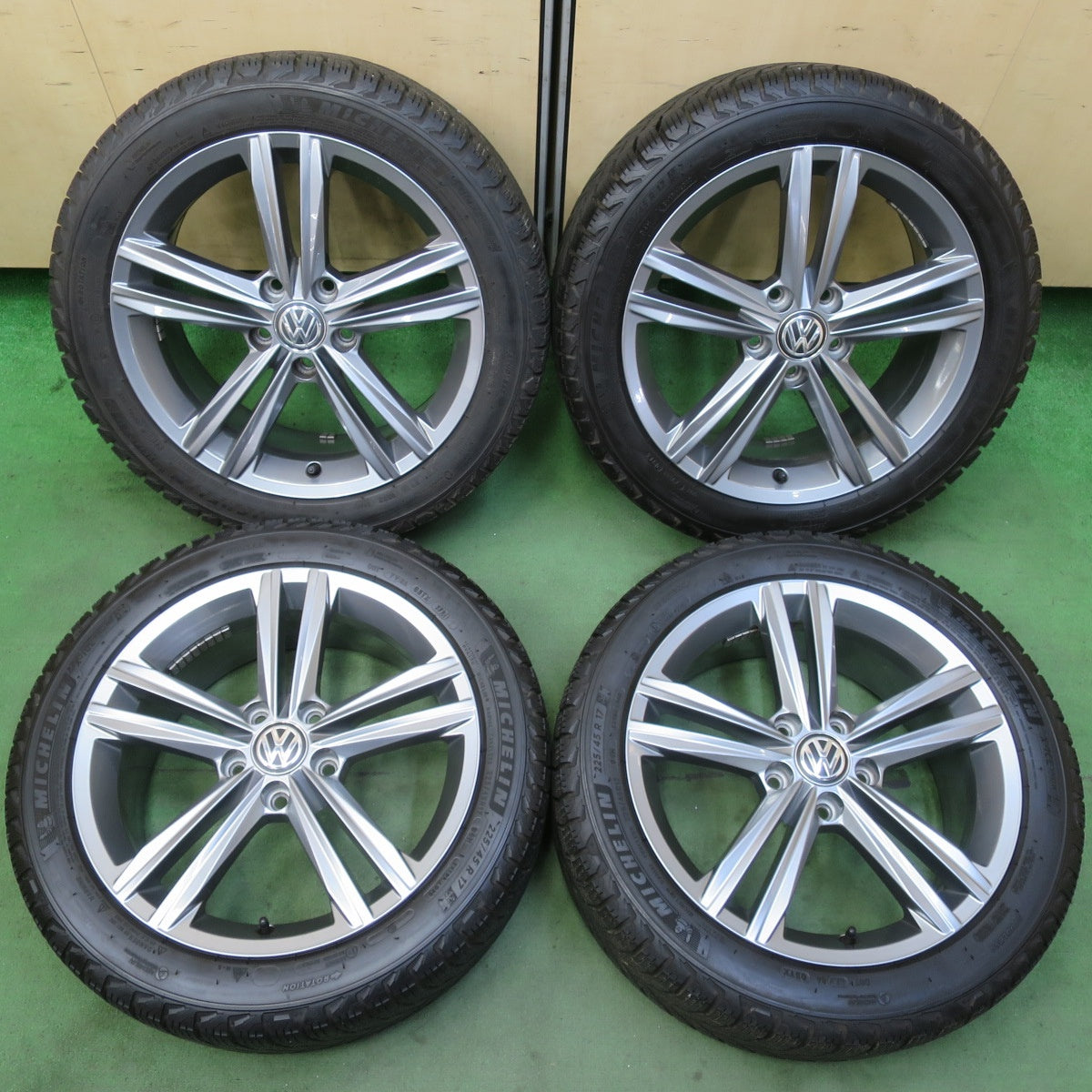 バリ溝！21年！キレイ！ほぼ10分★ワーゲン ゴルフ ハイラインマイスター 純正 225/45R17 スタッドレス ミシュラン X-ICE SNOW 17インチ PCD112/5H★5092311イス