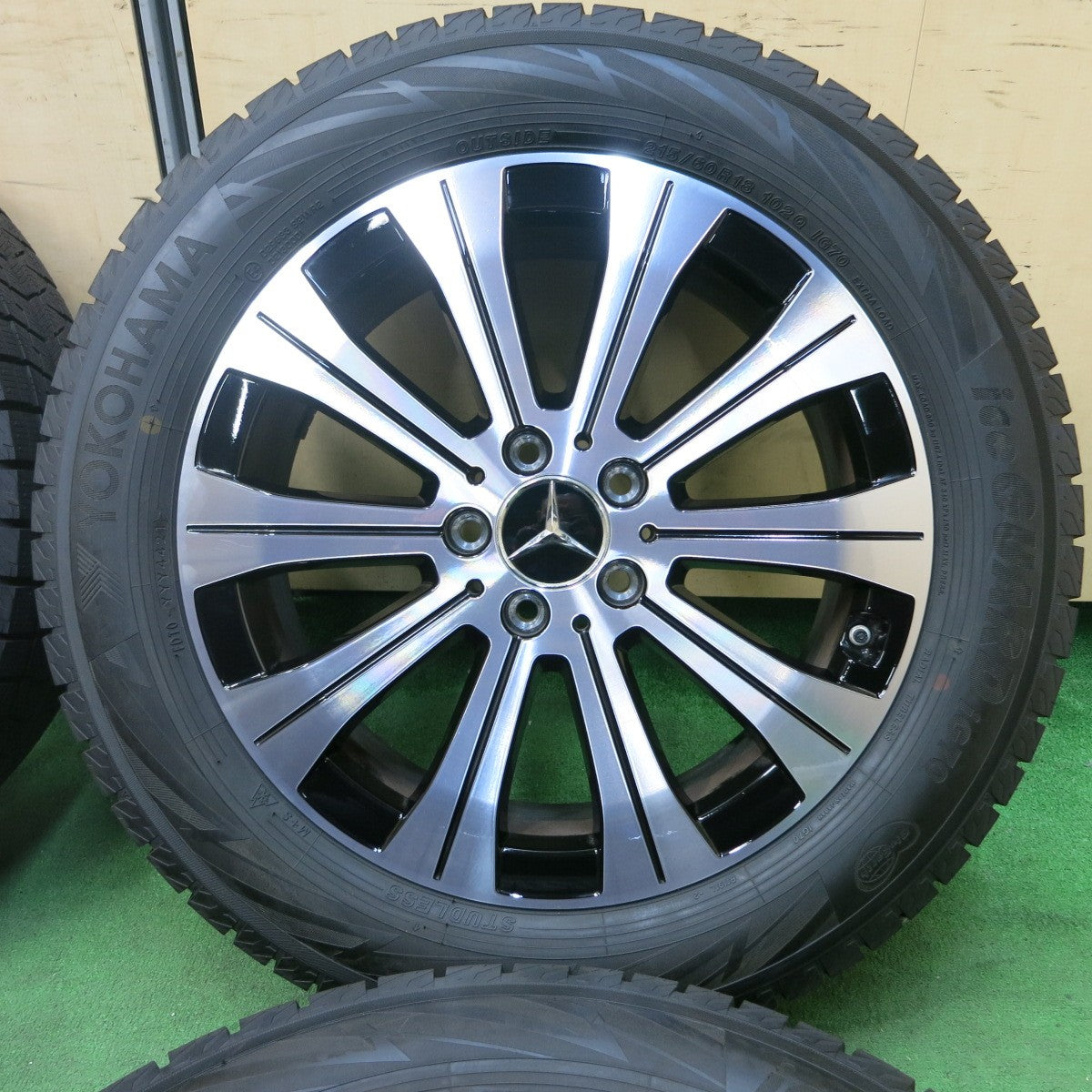 [送料無料] バリ溝！綺麗！ほぼ10分★ベンツ GLA GLB EQA EQB 純正 215/60R18 スタッドレス ヨコハマ アイスガード iG70 18インチ PCD112/5H★4110806SYス