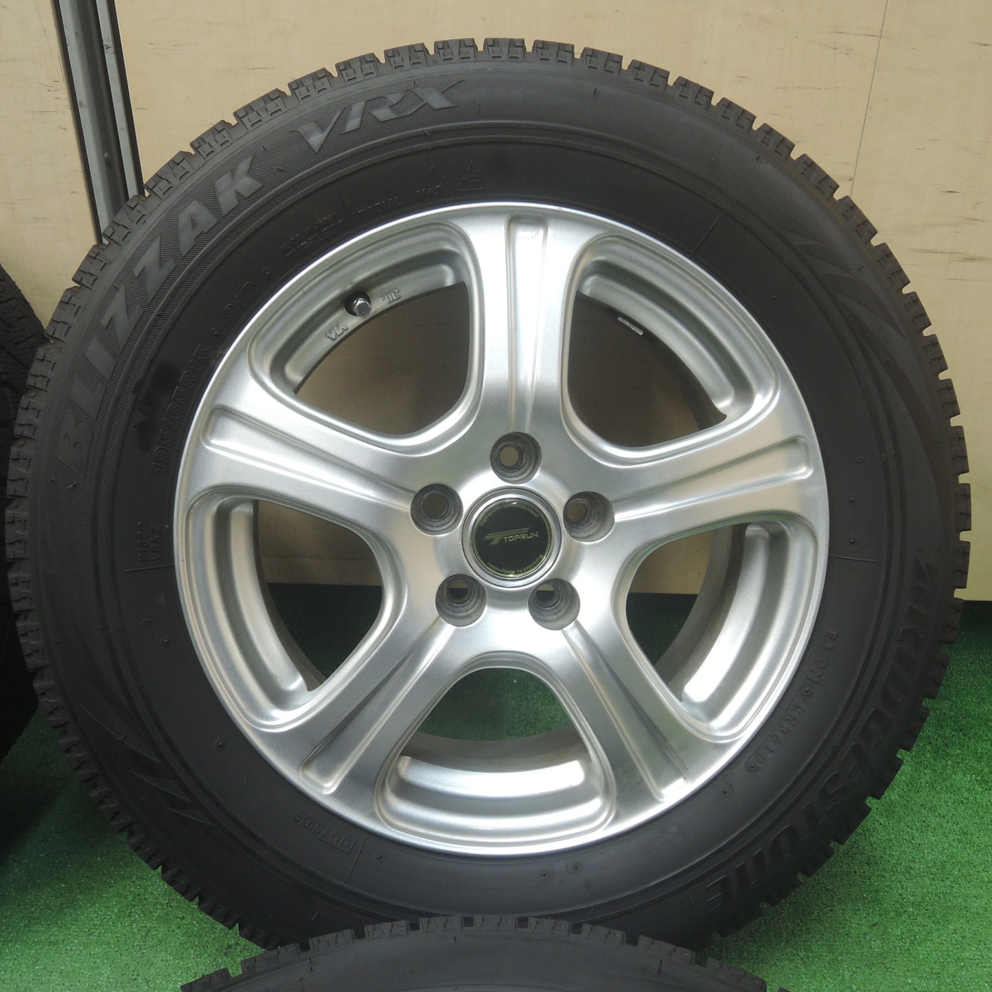 *送料無料* バリ溝！キレイ！9.5分以上★プリウス等 195/65R15 スタッドレス ブリヂストン ブリザック VRX TOPRUN トップラン 15インチ PCD100/5H★4032005SYス