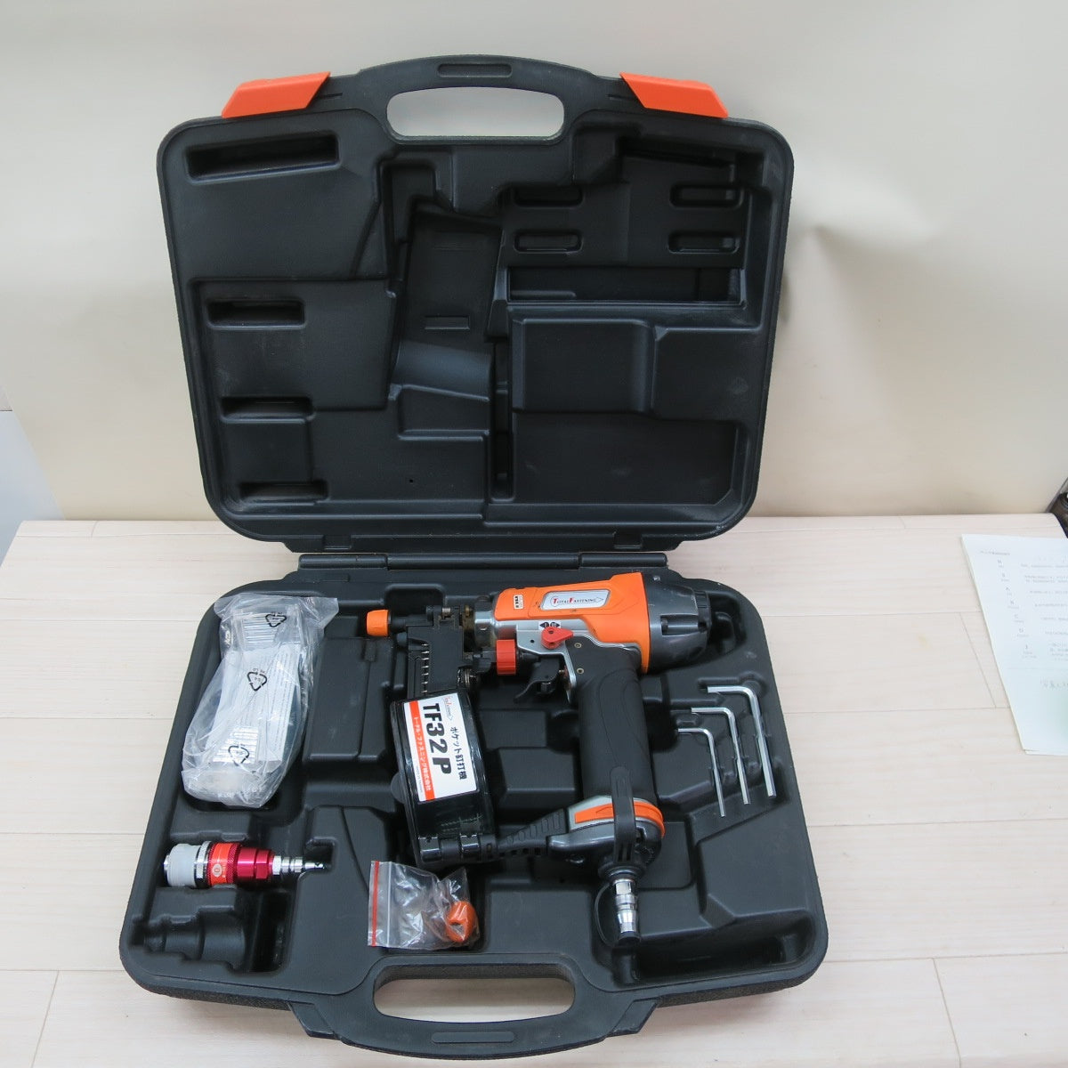 キレイ！付属品付き☆TOTAL FASTENING ポケット 釘打機 TF32P 釘打ち機 コイル ネイラ トータルファスニング エアー ツール 工具☆