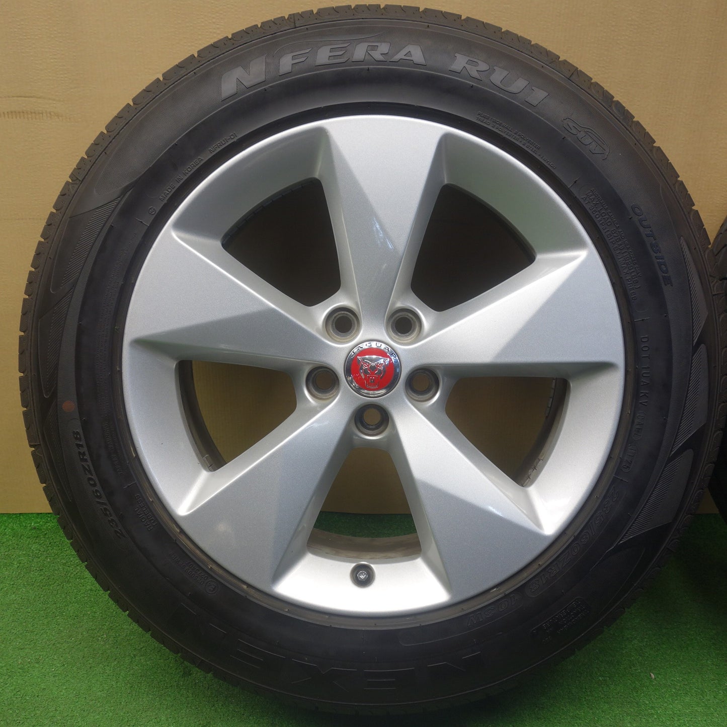 バリ溝！25年！キレイ！9.5分★ジャガー E-PACE Eペイス 純正 235/60R18 ネクセン N'FERA RU1 SUV Eペース 18インチ PCD108/5H★6032501KTノ