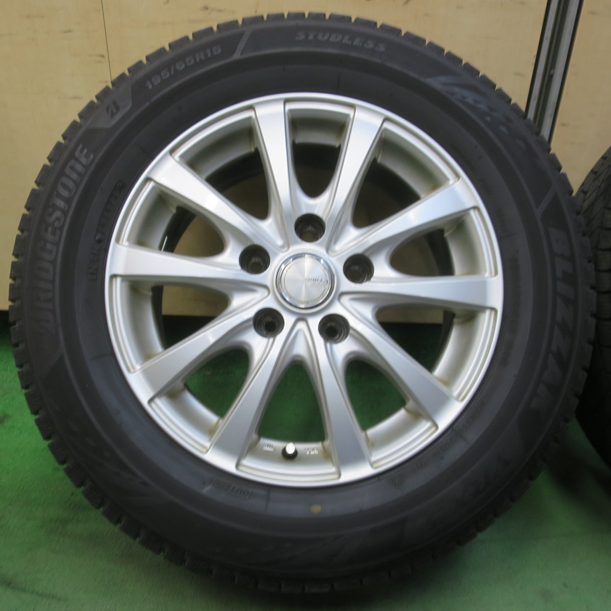 バリ溝！22年！8.5分★スタッドレス 195/65R15 ブリヂストン ブリザック VRX3 SIBILLA NEXT IR-Z シビラ 15インチ PCD114.3/5H★6031208イス