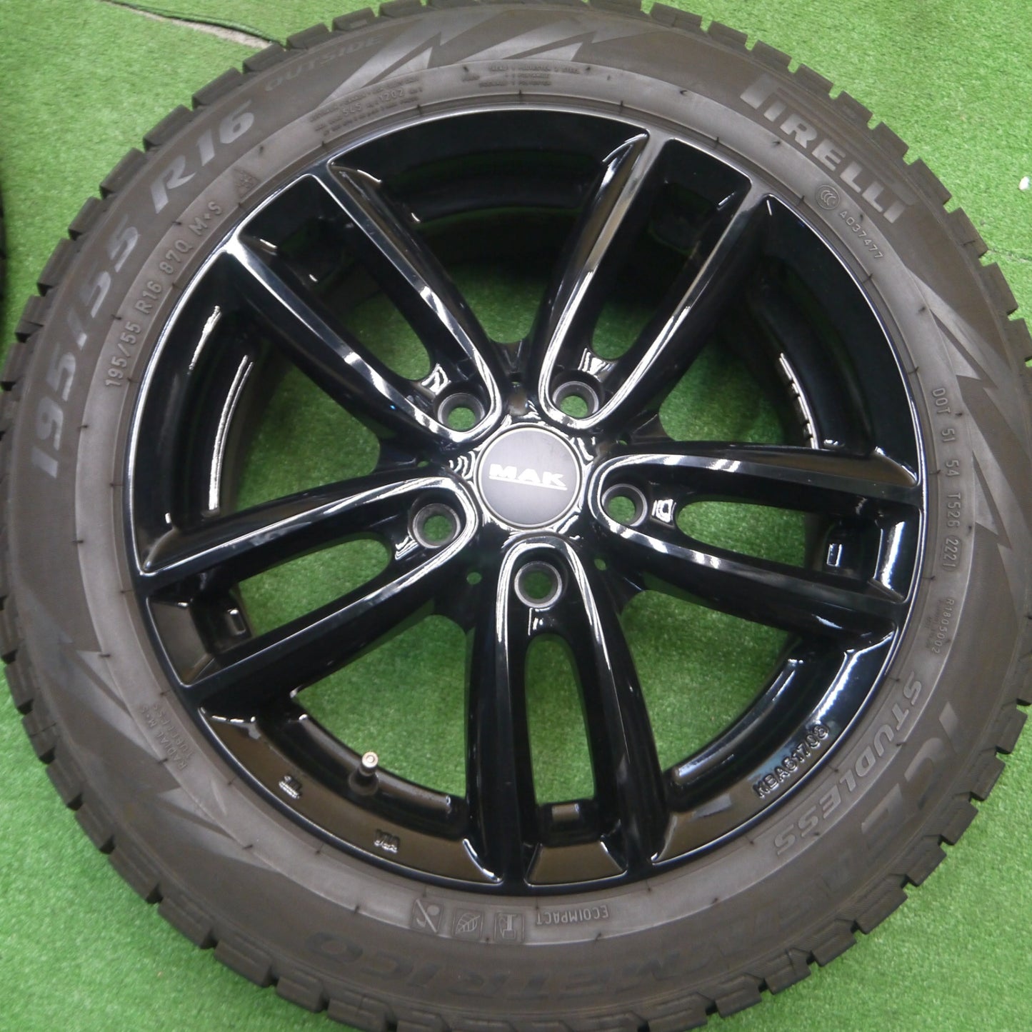 [送料無料] バリ溝！21年！キレイ！9.5分以上★BMW ミニ 等 MAK OXFORD 195/55R16 スタッドレス ピレリ アイスアシンメトリコ オクスフォード 16インチ PCD112/5H★4112704Hス