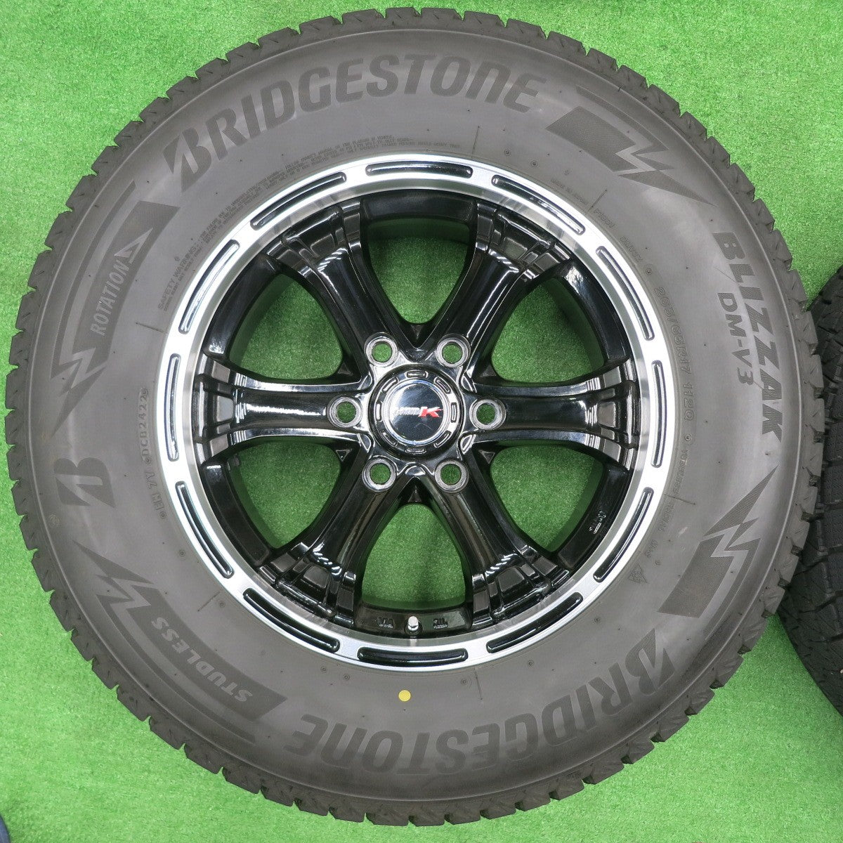 [送料無料] 付属品付！バリ溝！22年！綺麗！9.5分★スタッドレス 265/65R17 ブリヂストン ブリザック DM-V3 B-MUD K BIGWAY PCD139.7/6H★4100801NJス