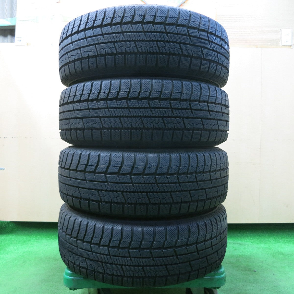 *送料無料* バリ溝！キレイ！ほぼ10分★日産 エルグランド 純正 215/65R16 スタッドレス トーヨー ウインター トランパス TX PCD114.3/5H★4031607イス