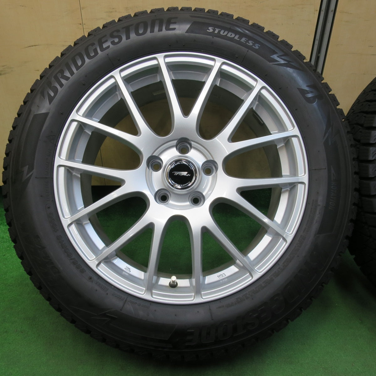 [送料無料] バリ溝！22年！キレイ！ほぼ10分★スタッドレス 225/60R18 ブリヂストン ブリザック DM-V3 TOPRUN トップラン 18インチ PCD114.3/5H★4112908イス