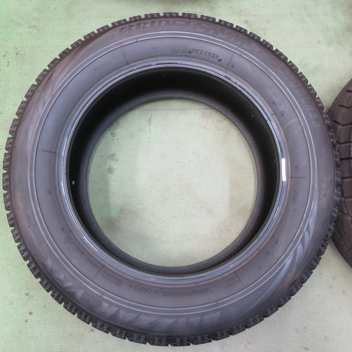 バリ溝！9.5分★スタッドレス 215/60R16 ブリヂストン ブリザック VRX タイヤ 16インチ ヴェゼル フォレスター CX-3 オデッセイ 等★6060401イスタ