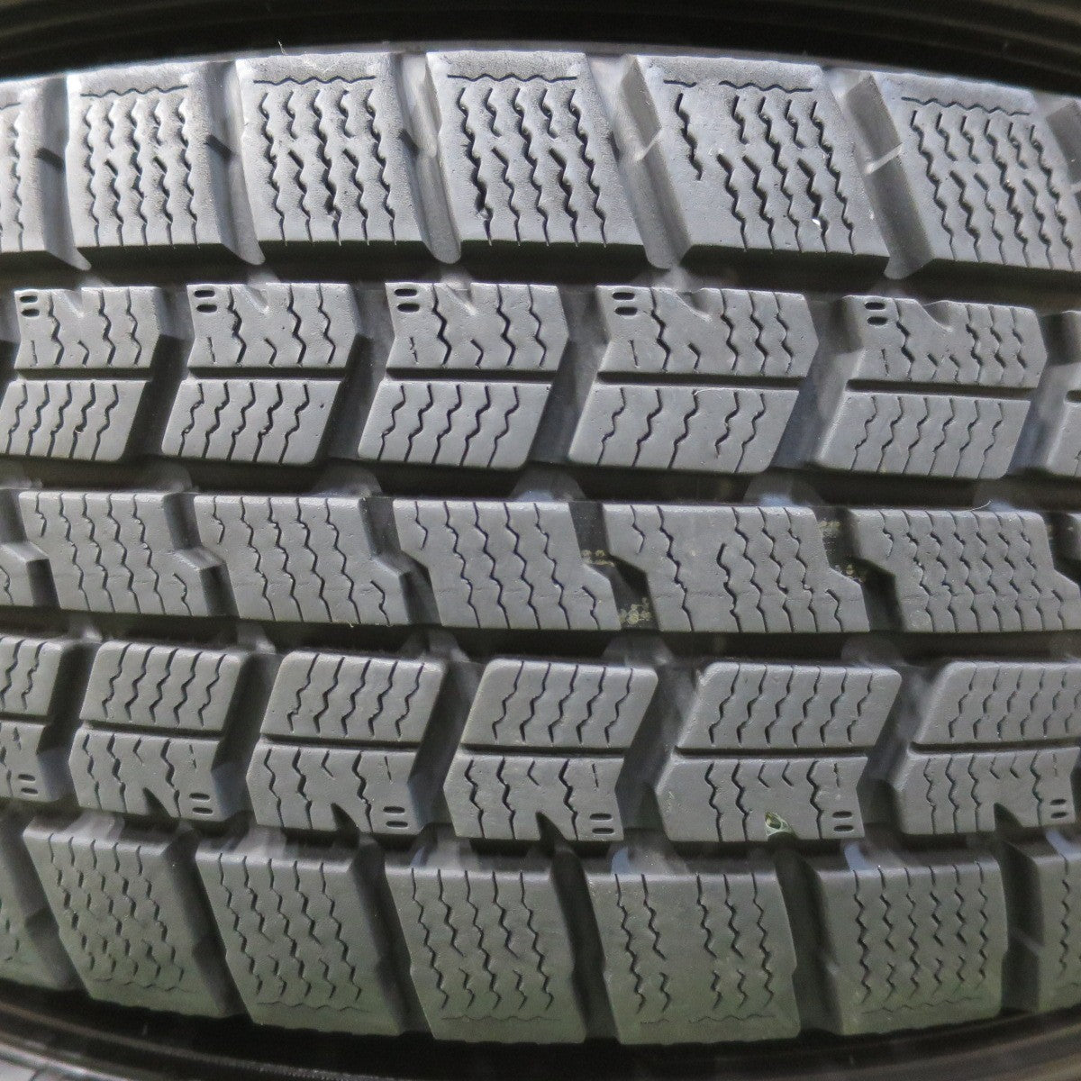 バリ溝！22年！キレイ！9.5分★スタッドレス 185/60R15 グッドイヤー アイスナビ7 Zmeist M5 15インチ PCD100/4H★5111406イス