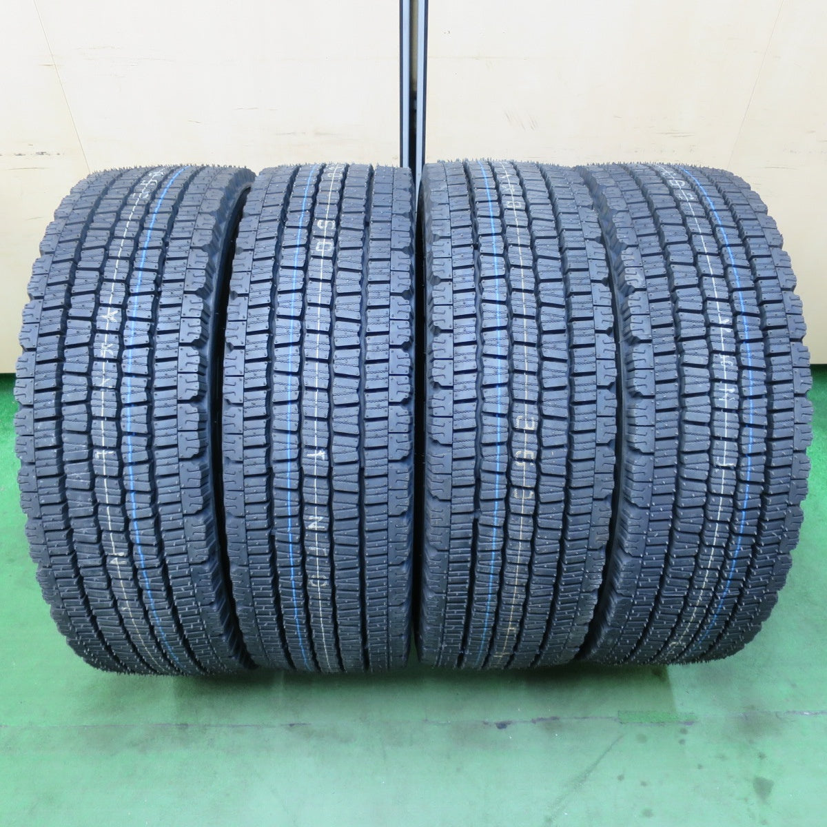 [送料無料] 未使用！24年★トラック タイヤ 245/70R19.5 136/134J スタッドレス ダンロップ デクテス SP081 DECTES 19.5インチ★5031005イスタ