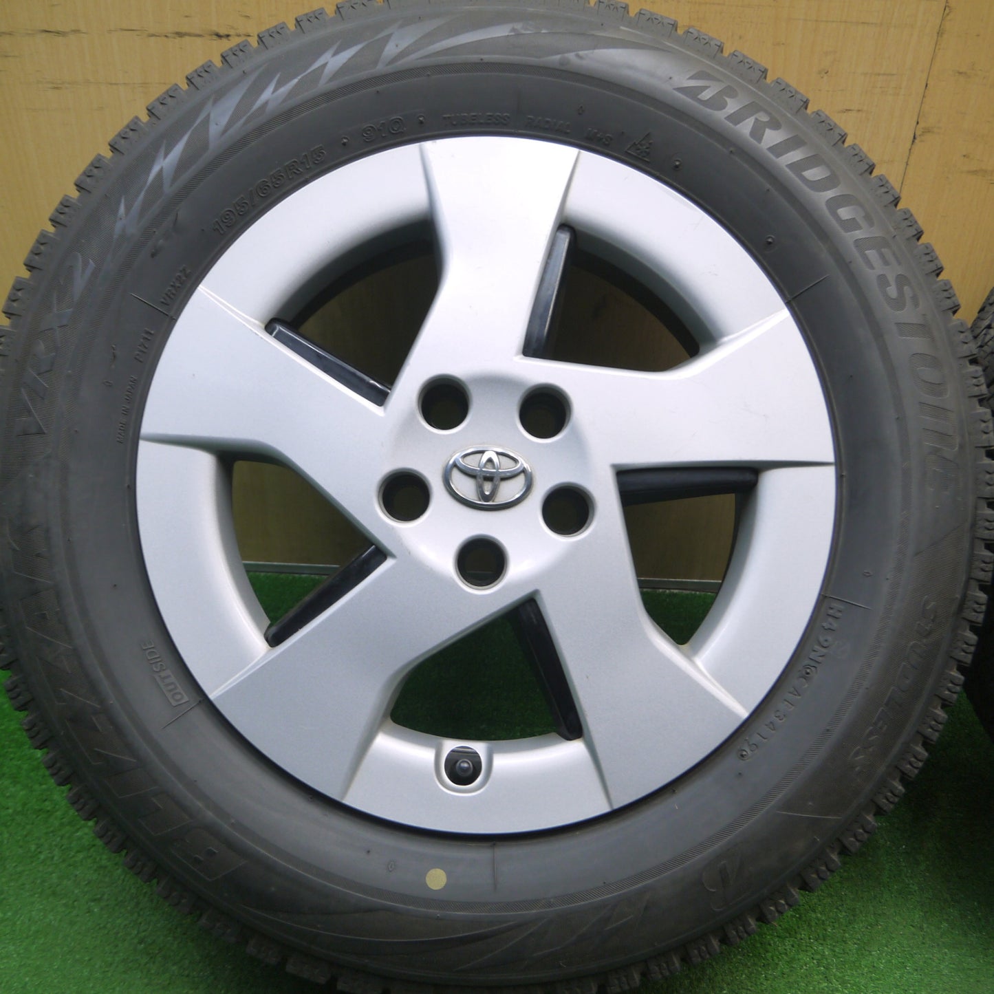 [送料無料] バリ溝！8.5分★トヨタ 30系 プリウス 純正 195/65R15 スタッドレス ブリヂストン ブリザック VRX2 15インチ PCD100/5H★5012707Hス