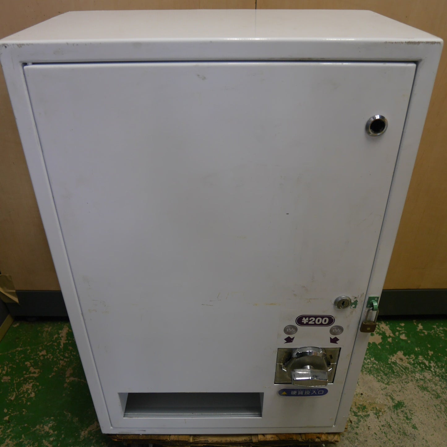 [送料無料] ☆手動式 自動 販売機 トレカ BOX トレーディング カード ボックス 自販機 ガチャ ガチャ メーカー 型式 不明 ジャンク品①☆