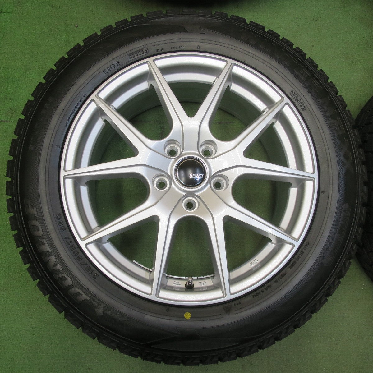 未使用！23年★スタッドレス 215/60R17 ダンロップ ウインターマックス WM02 SPORT DAISY スポルト デイジー 17インチ PCD114.3/5H★5112409イス