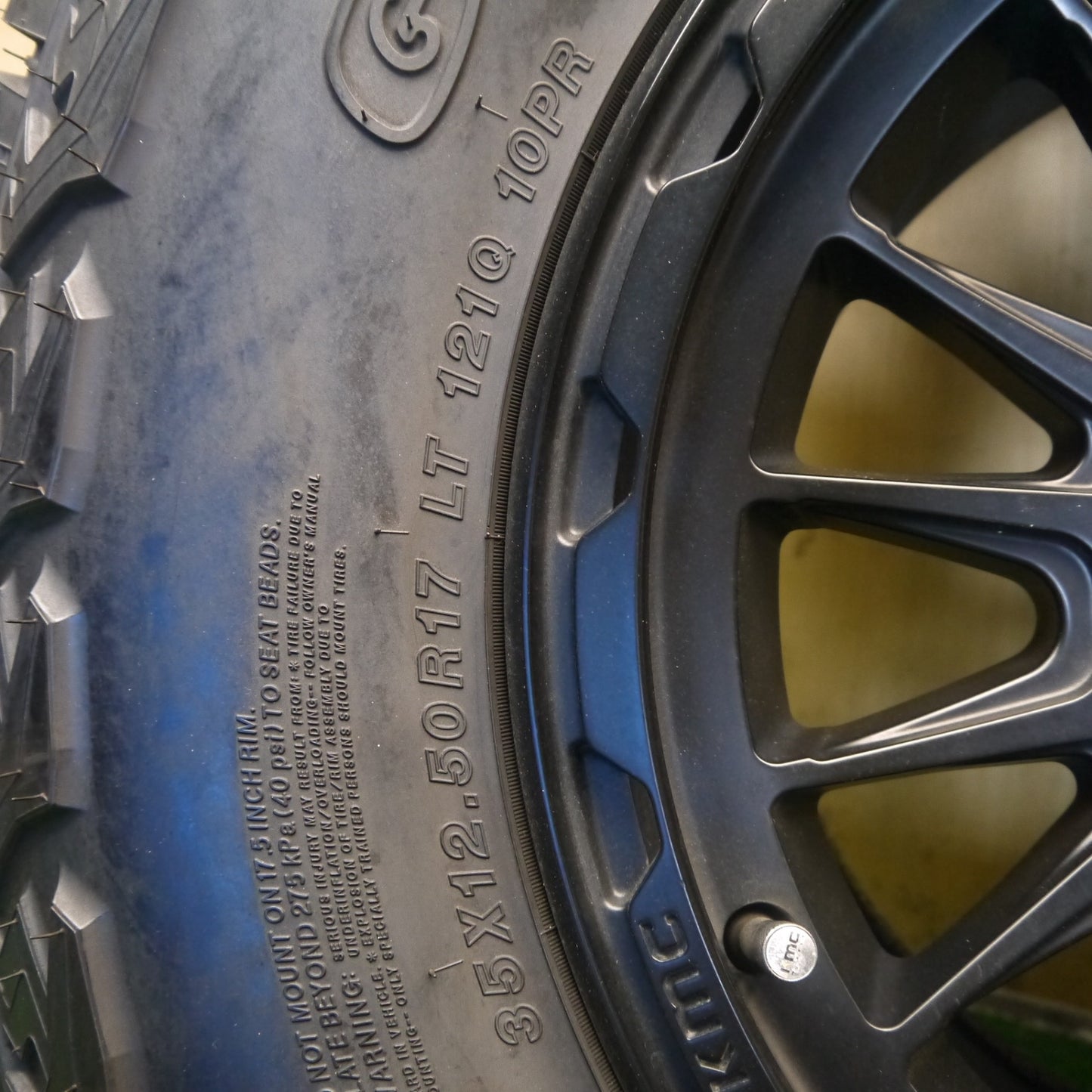 ほぼ未使用！23年！キレイ！1本◎ジープ 等 KMC KM542 Impact 35×12.50R17 121Q 10PR ヨコハマ ジオランダー X-AT インパクト 17インチ PCD127/5H◎6073102Hノ